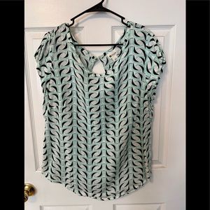 Lightweight short sleeve bird design top